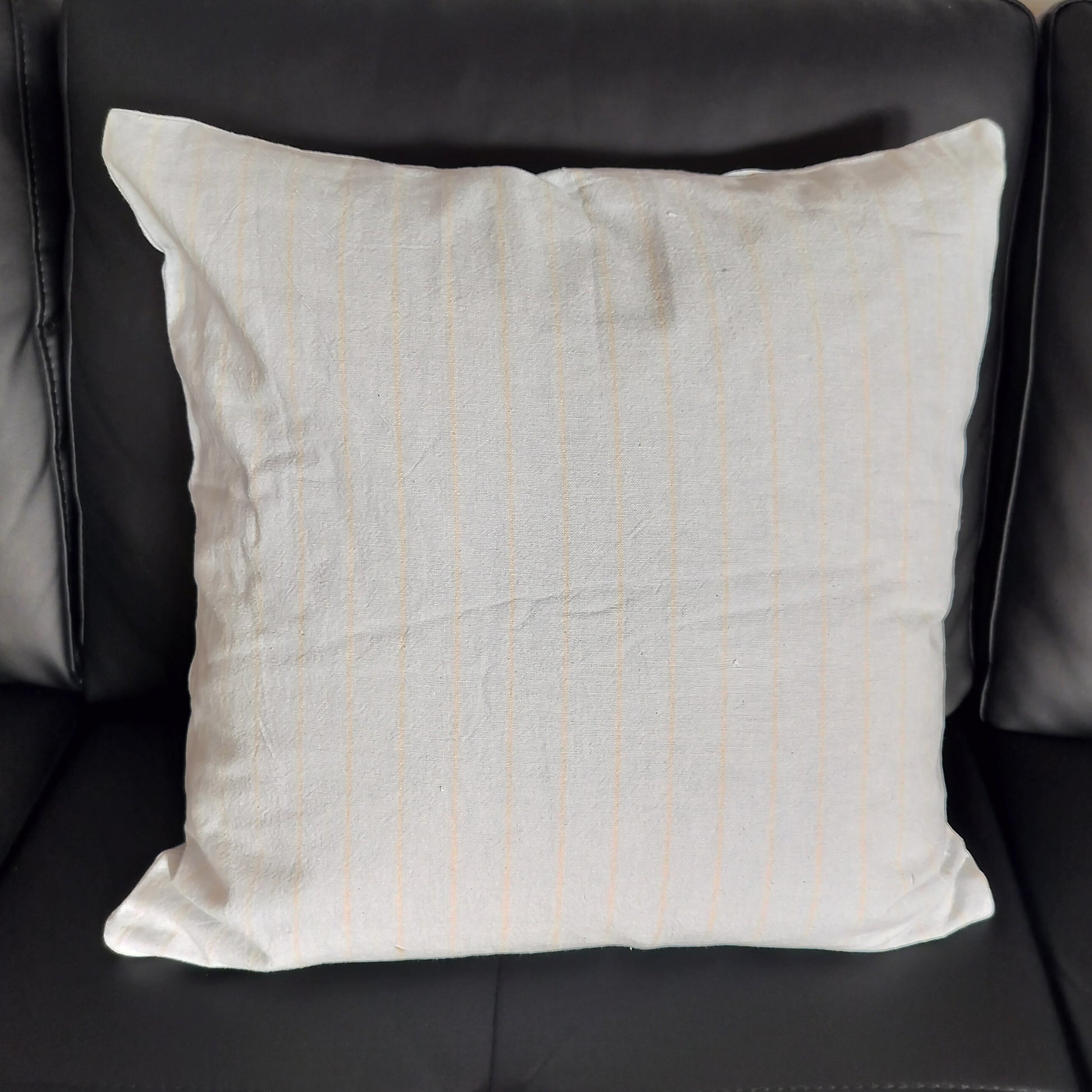 Ib Laursen - Pudebetræk lyseblå m/tynde beige striber 50 x 50 cm