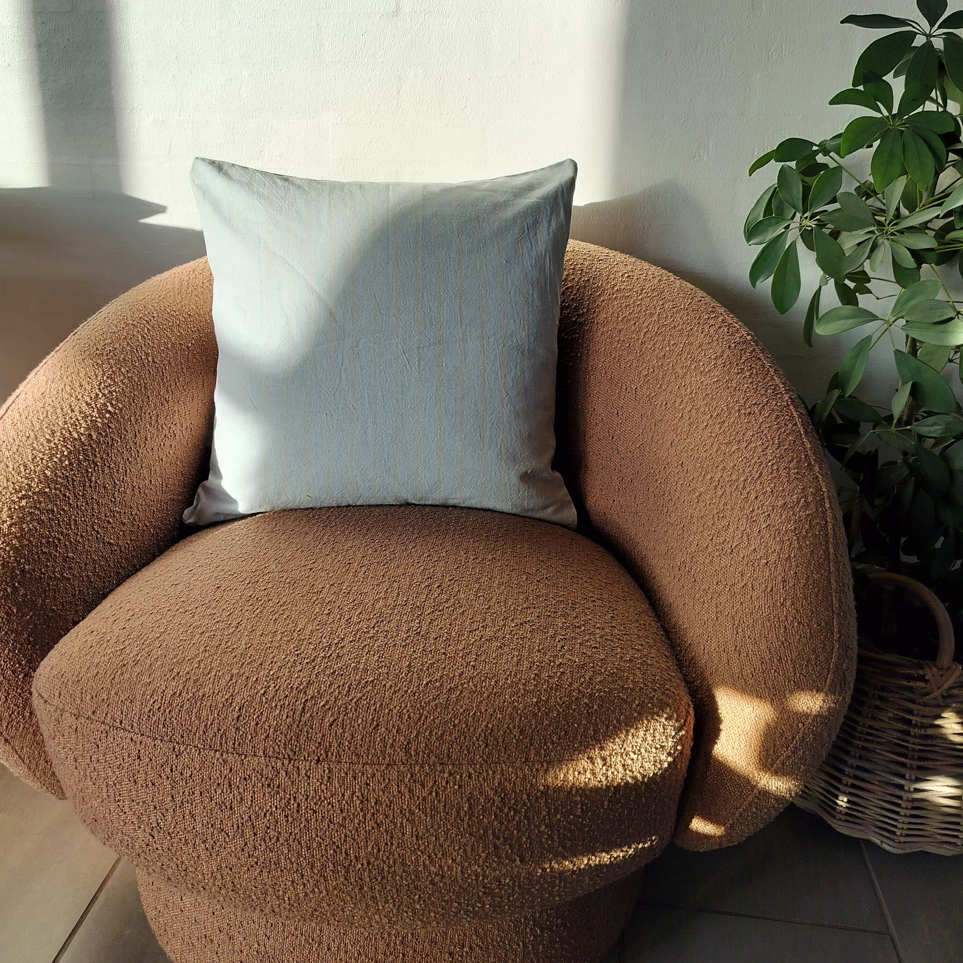 Ib Laursen - Pudebetræk lyseblå m/tynde beige striber 50 x 50 cm