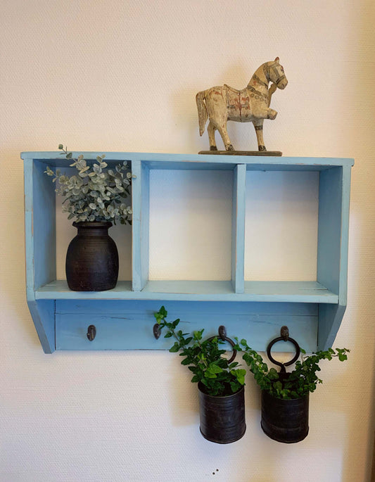 Lyseblå vægreol med 3 rum og 4 kroge