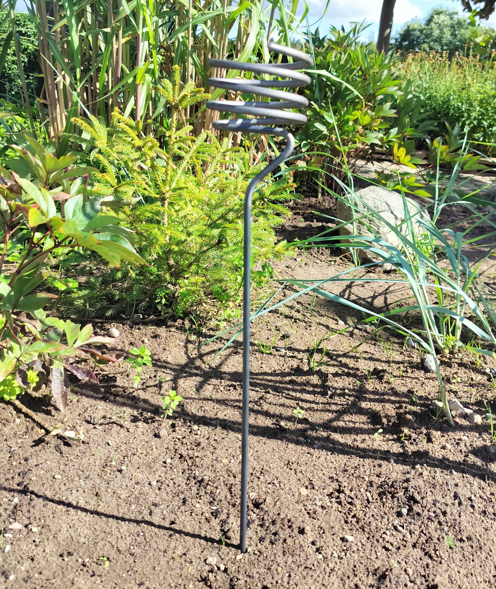 lysholder til bloklys stukket i jorden
