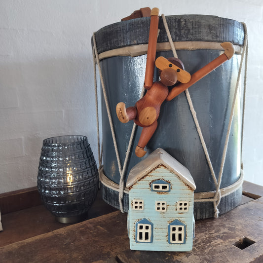 Ib Laursen - Hus til fyrfadslys Thorshavn Lyseblå med brun dør i siden