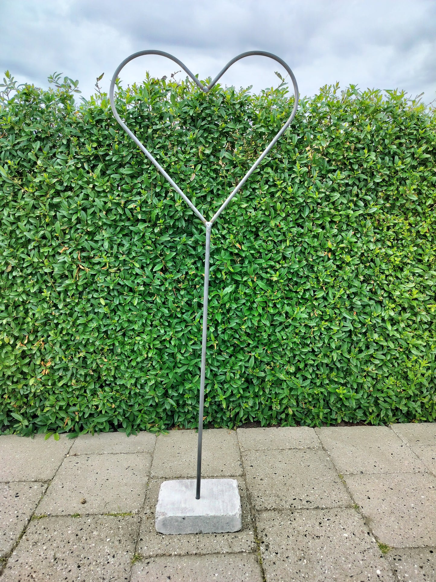 1 stk. metal hjerte på herregårdssten H 108 cm