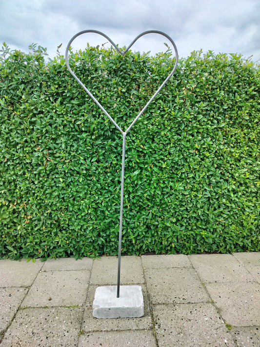 1 stk. metal hjerte på herregårdssten H 108 cm