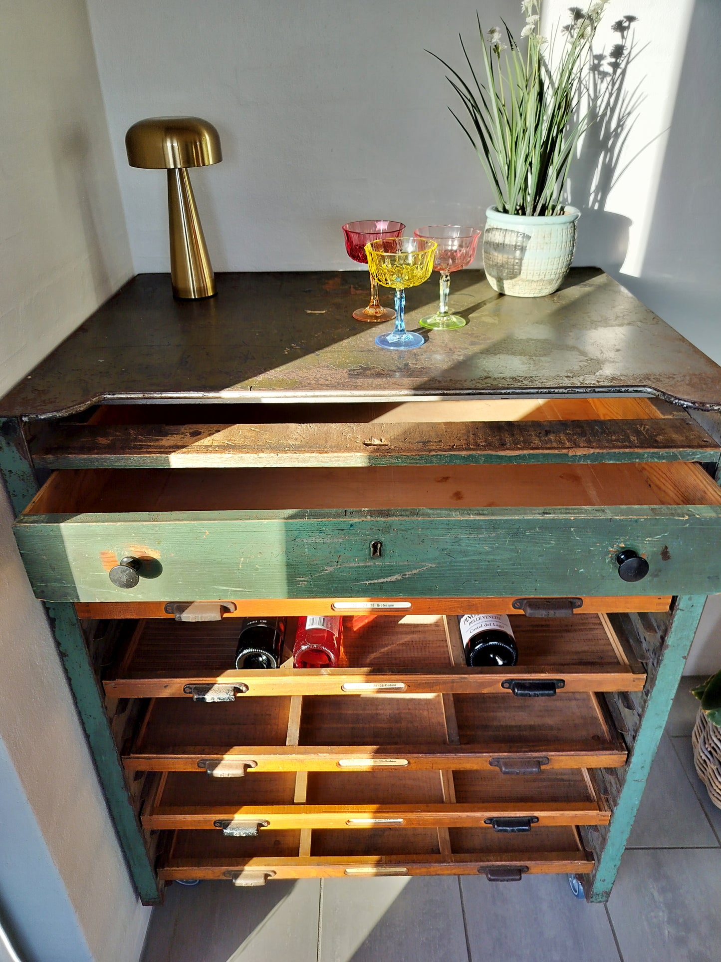 Secondhand - Gammelt trykkerimøbel B 92 x D 65,5 x H 116,5 cm med åben skuffe