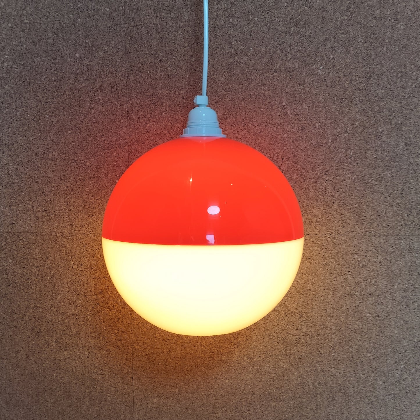 Secondhand - Loftlampe i rød og hvid plastik Ø 23 cm med lys i