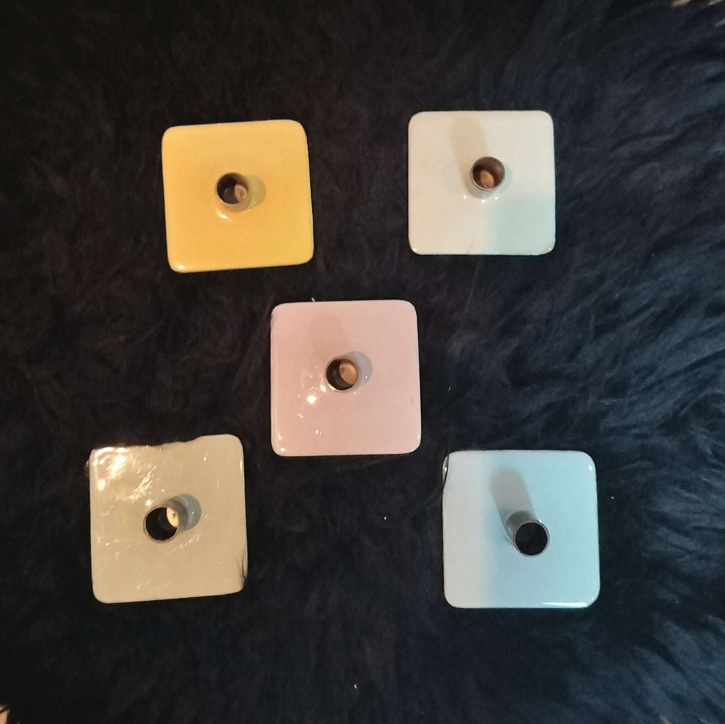 Secondhand - Lot med 5 stk. lysestager i forskellige farver til kertelys