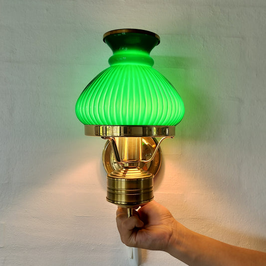 Secondhand - Abo væglampe med grøn glasskærm