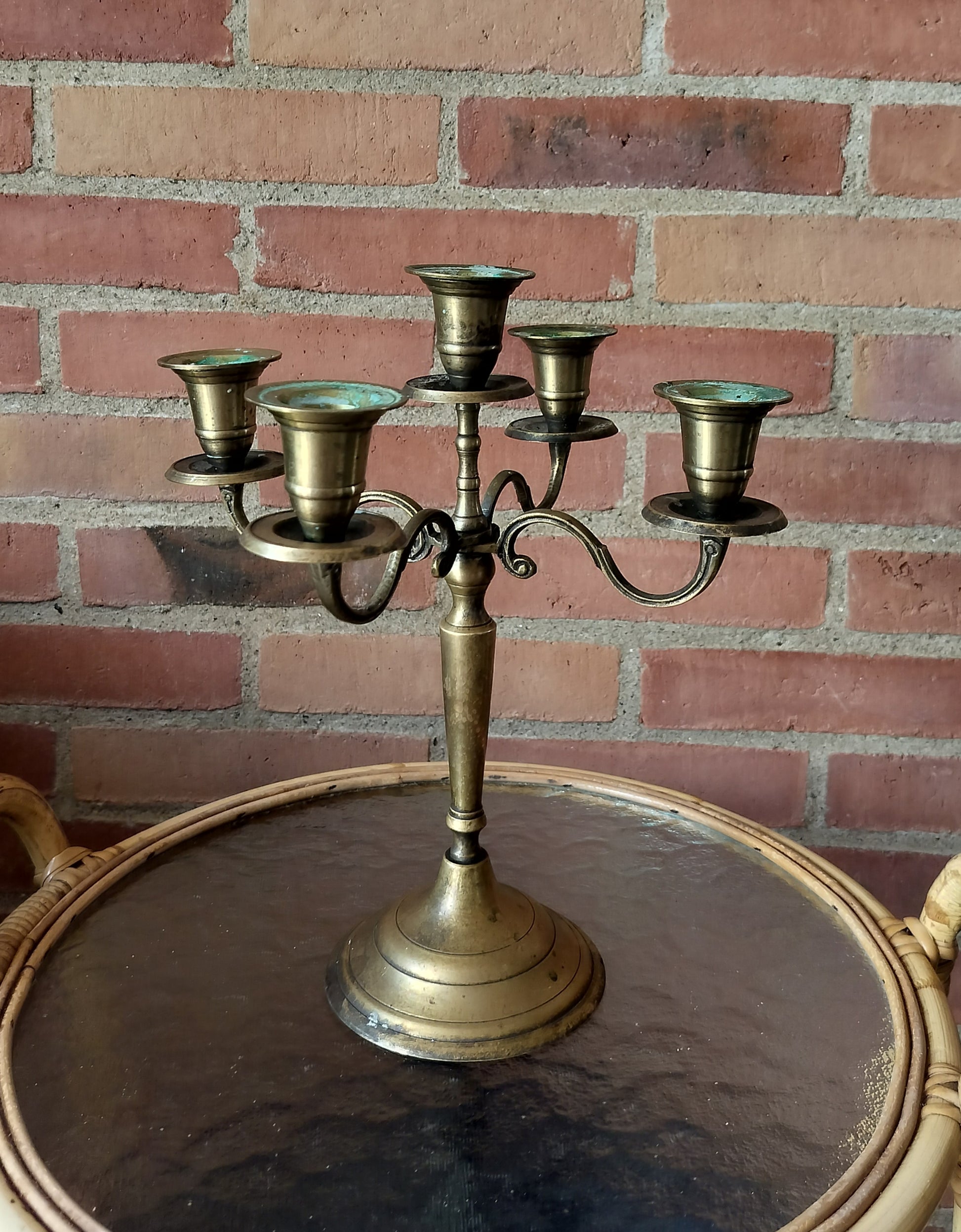 Secondhand - 5-armet messing lysestage til stagelys (patineret)