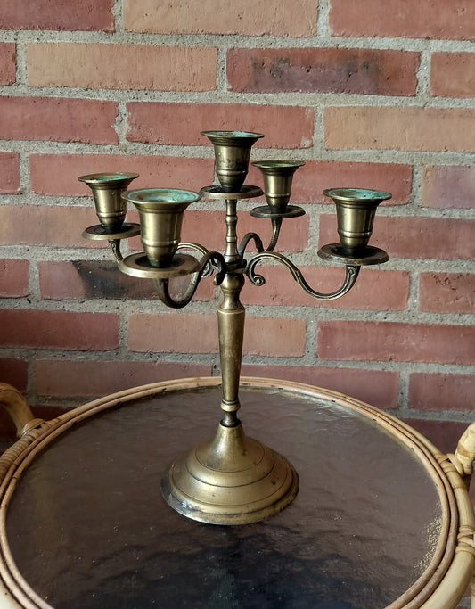 Secondhand - 5-armet messing lysestage til stagelys (patineret)