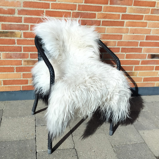 Lammeskind langhåret hvid med mørke pletter i sider og bund