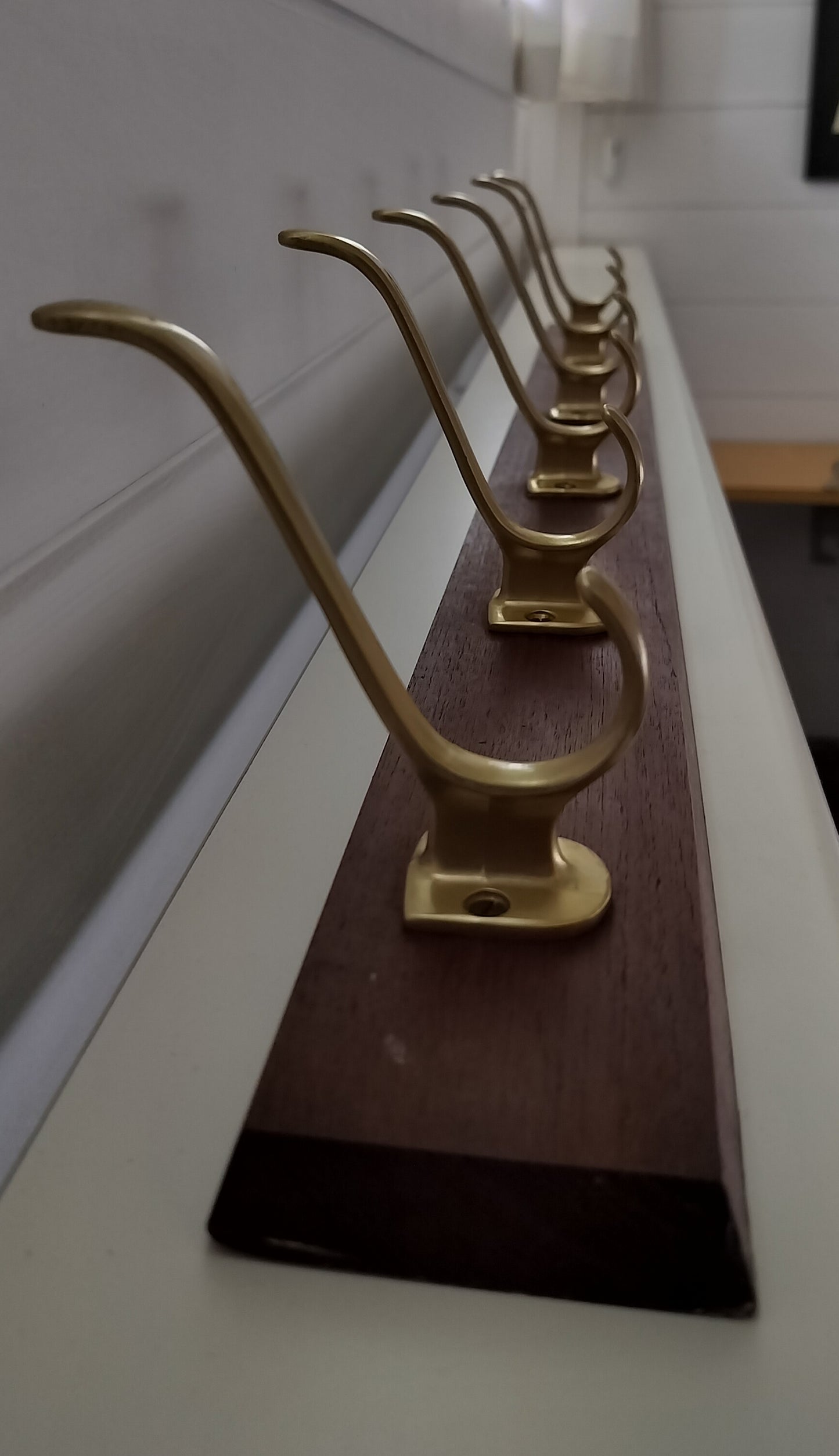 Secondhand - Teak knagerække med 6 messing dobbelt knager (mørk teaktræ)