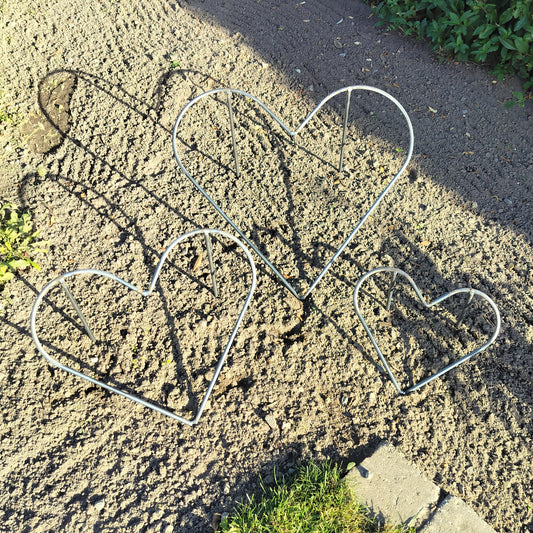 Metal hjerter på ben i 3 størrelser