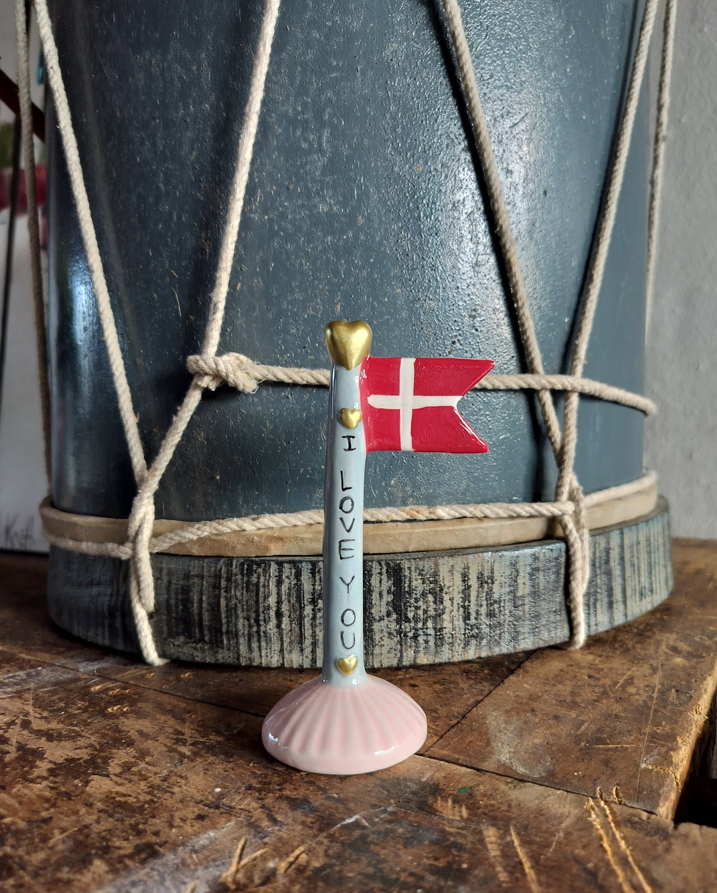 Lyseblå på lyserød fod med sort skrift I LOVE YOU