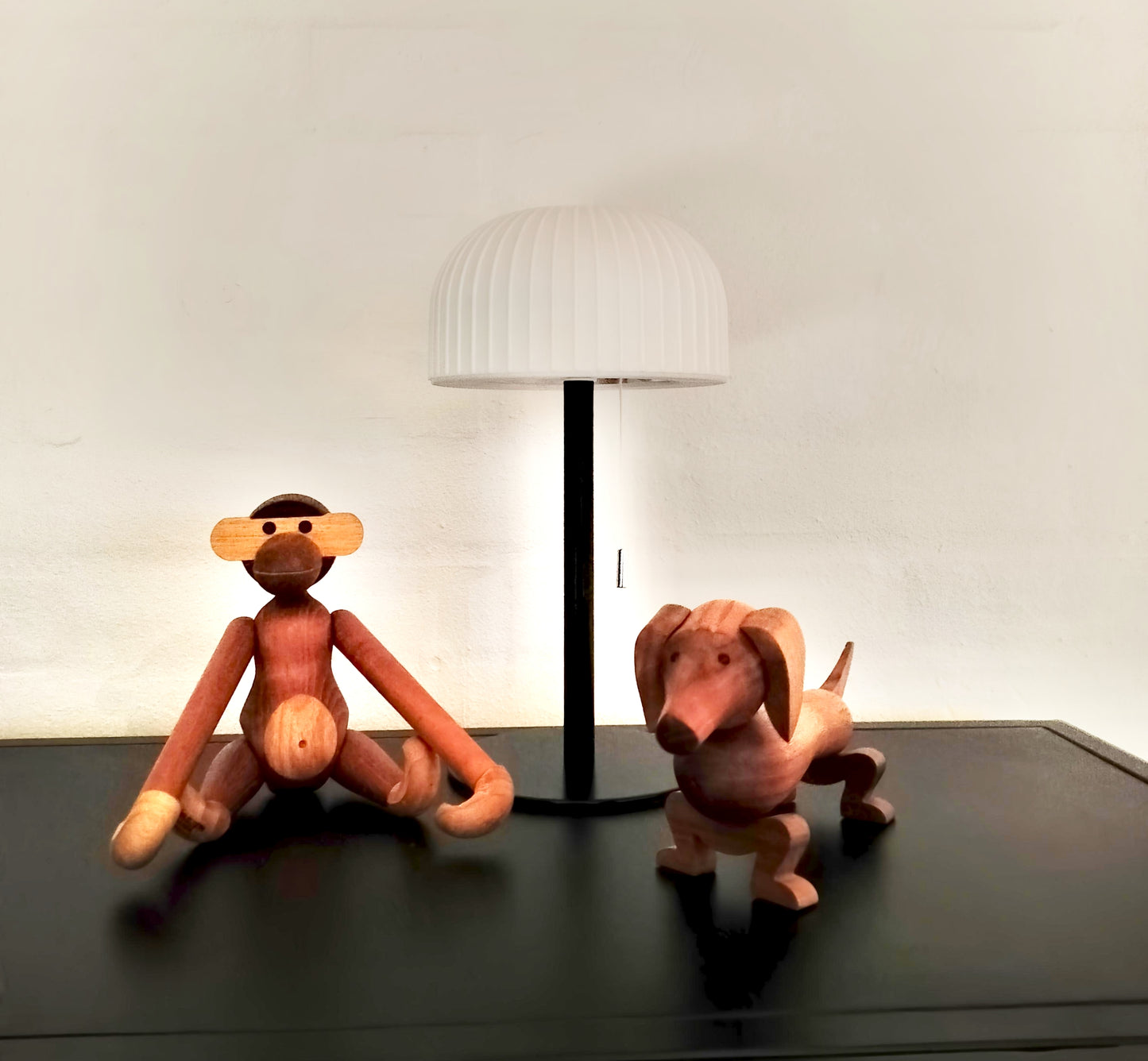 Ikon Bordlampe Sort med hvid riflet plastik skærm