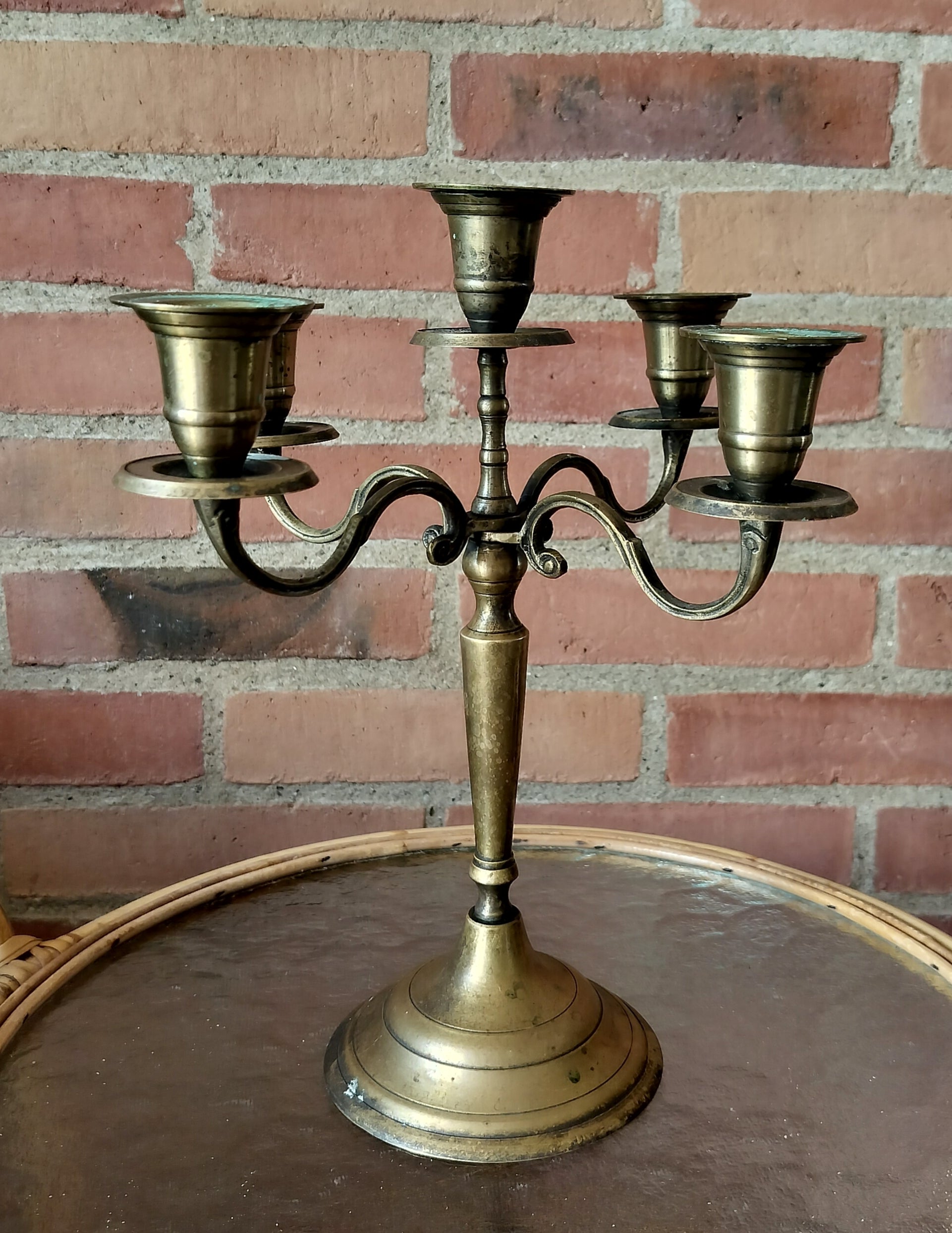 Secondhand - 5-armet messing lysestage til stagelys (patineret)