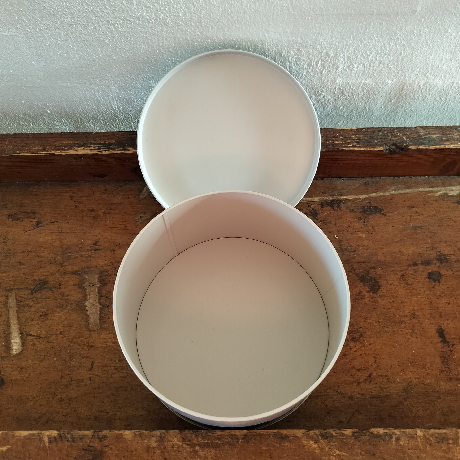 Ib Laursen - Kagedåse rund med peberkagefigurer