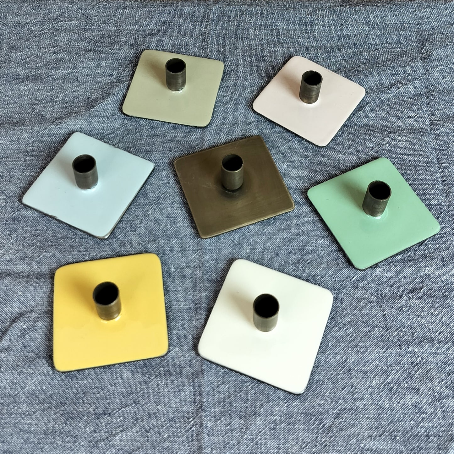 Secondhand - Lot med 7 stk. lysestager i forskellige farver til kertelys