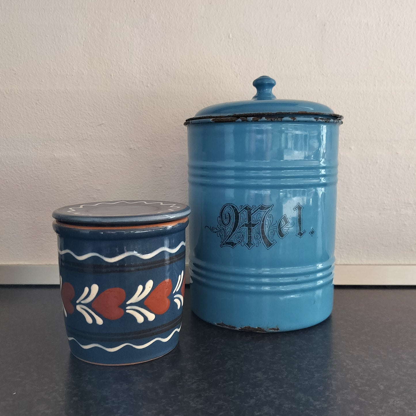 Secondhand Lille krukke med låg fra Abbednæs potteri & Secondhand Glud & Marstrand melbøtte