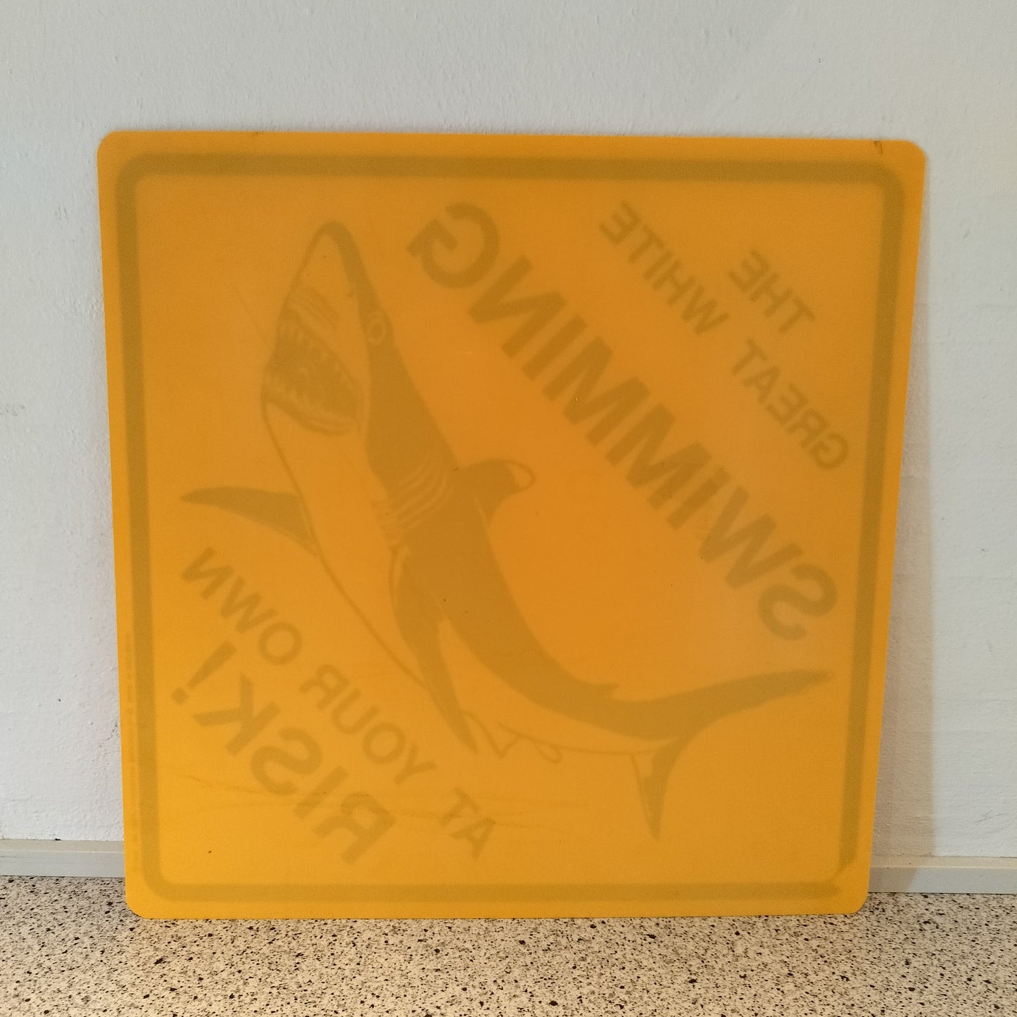 bagsiden af Secondhand - Plastik skilt The Great White Swimming at your own risk