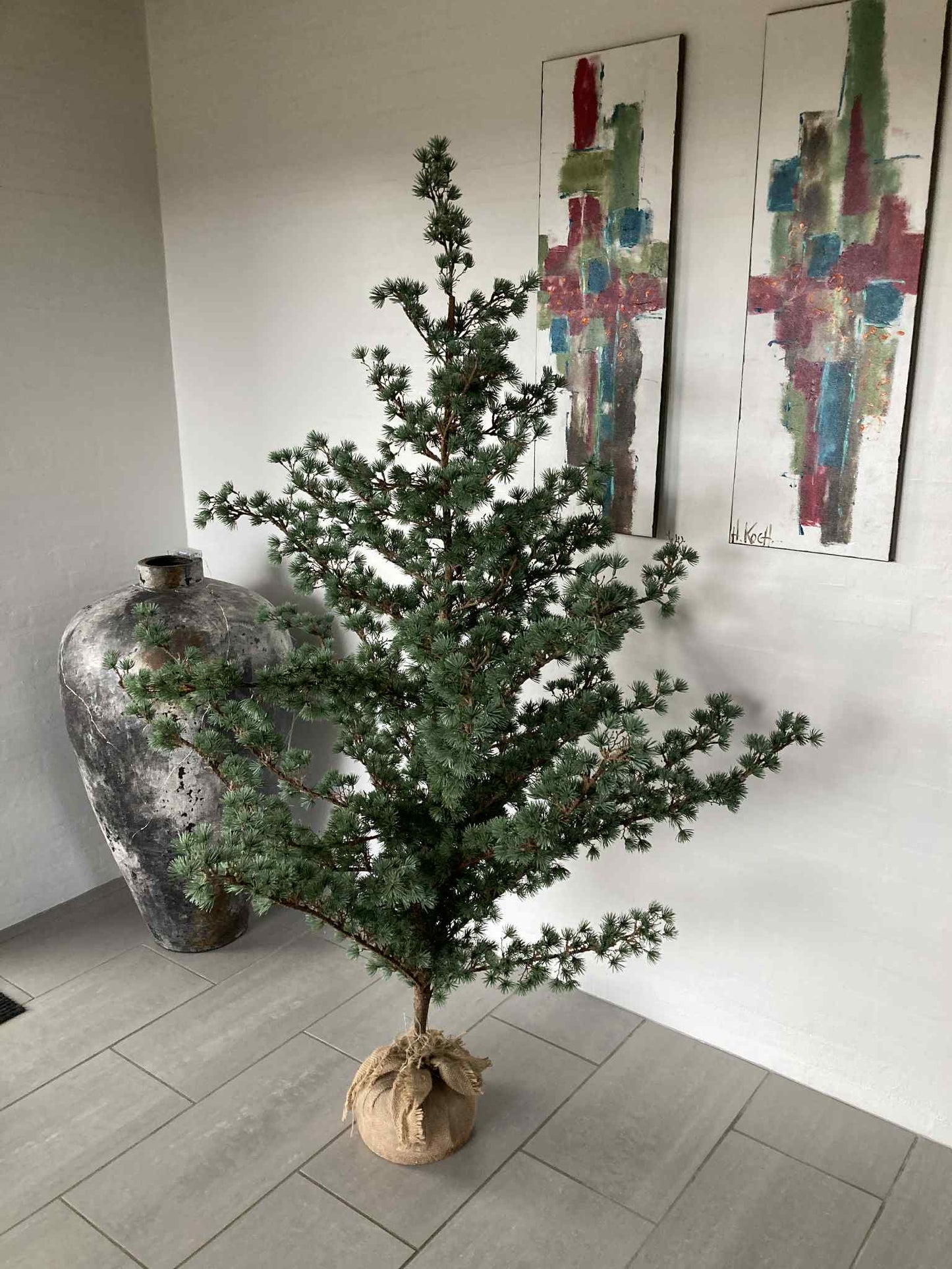 Kunstigt cedertræ på jutefod 180 cm (2. sortering/udstillingsmodel)