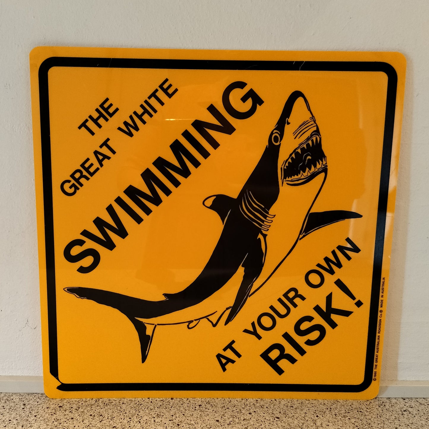 Secondhand - Plastik skilt The Great White Swimming at your own risk