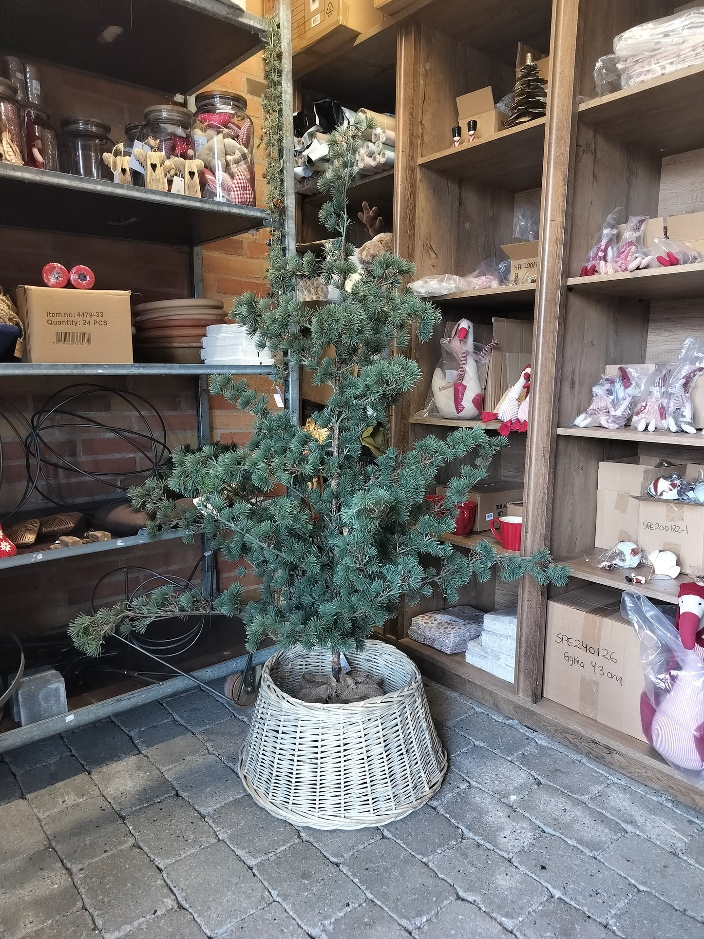 Kunstigt Cedertræ på betonfod H 150 cm (2. sortering)