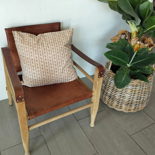 Ib Laursen - Pudebetræk Beige med hindbær og aubergine farvede blomster 50 x 50 cm