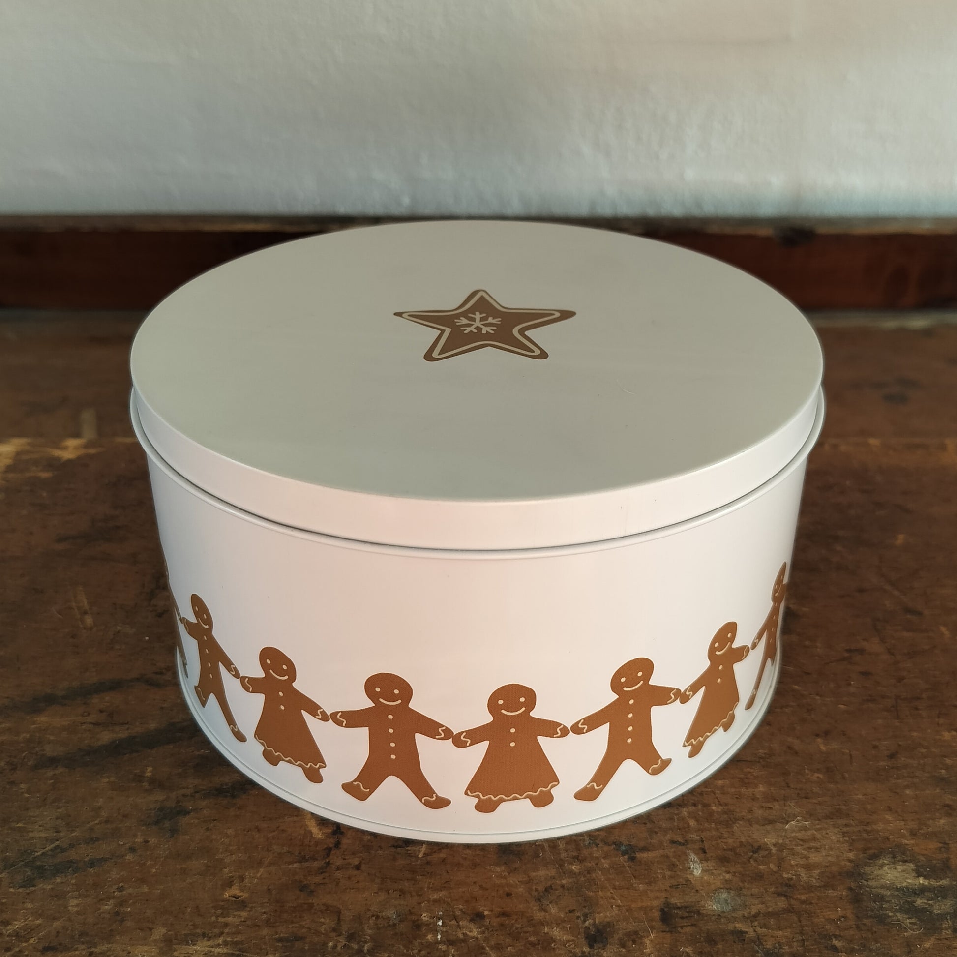 Ib Laursen - Kagedåse rund med peberkagefigurer