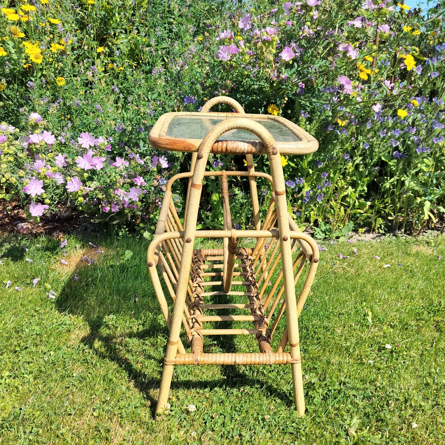 Secondhand - Bambus avisholder med matteret glasplade
