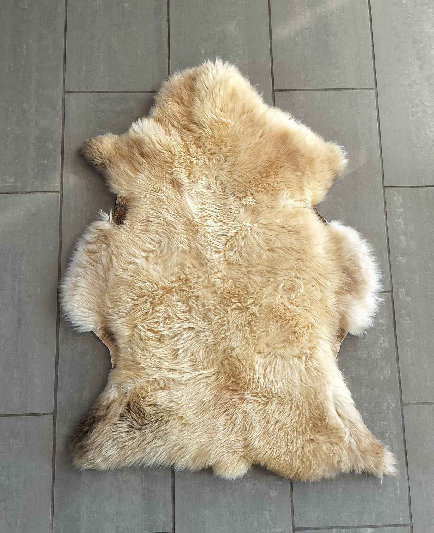 Lammeskind korthåret og vamset - Råhvid med mørke aftegninger