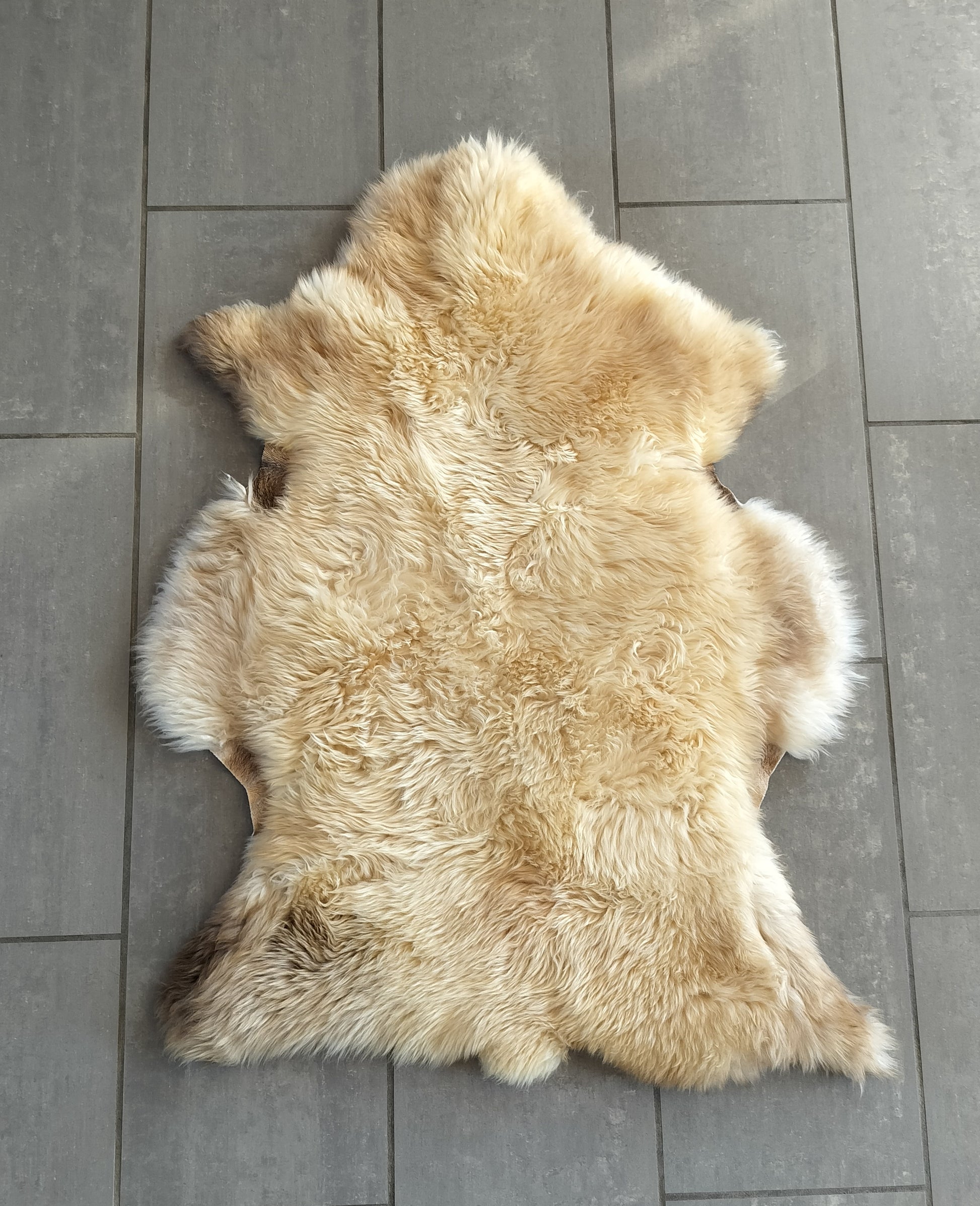 Lammeskind korthåret og vamset - Råhvid med mørke aftegninger