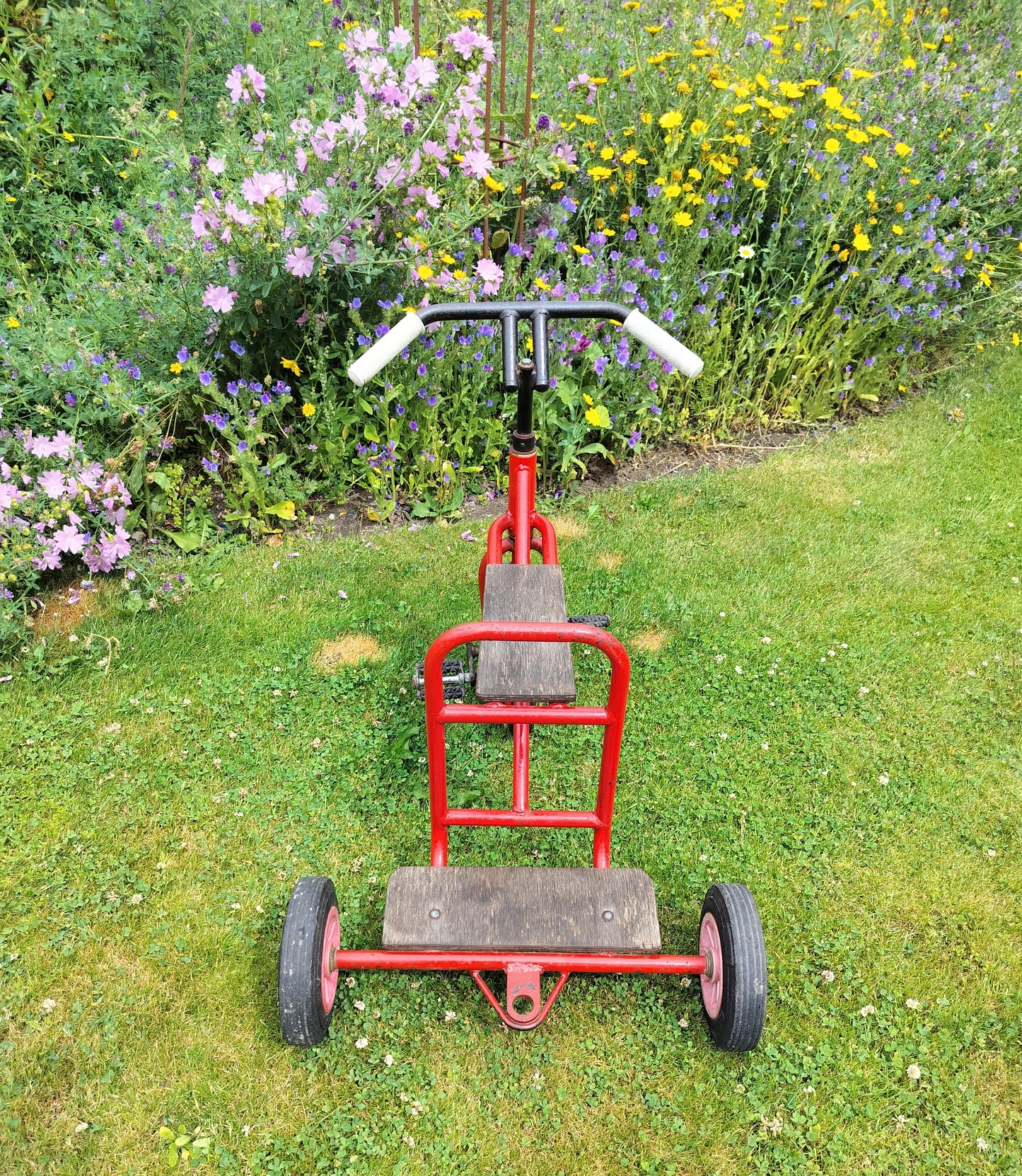 Secondhand - Trehjulet cykel med ståplads til bedstevennen bagpå