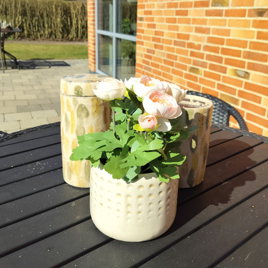 Ib Laursen - Kunstig ranunkel med ferskenfarvede blomster i sort potte H 25 cm