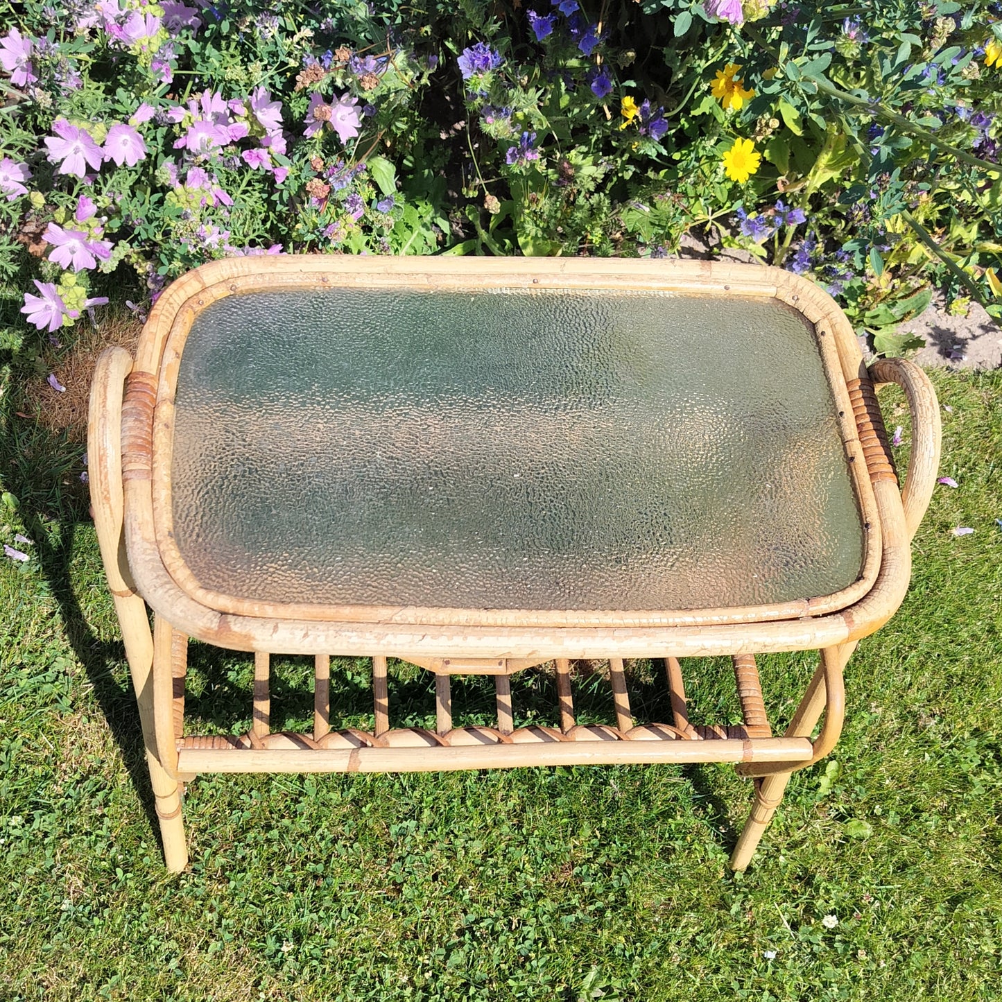 Secondhand - Bambus avisholder med matteret glasplade