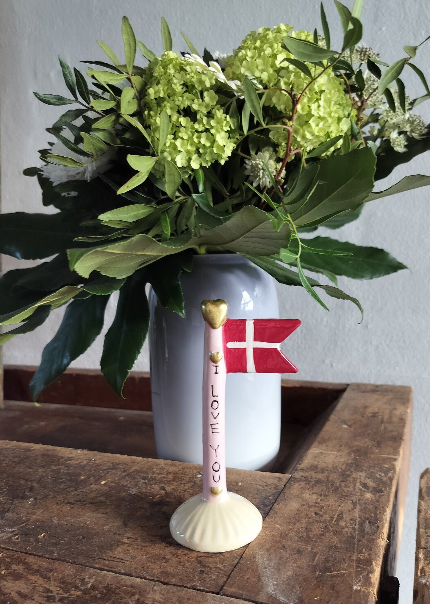 Lyserød på gul fod med sort skrift I LOVE YOU