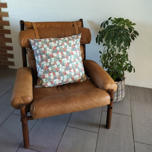 Ib Laursen - Pudebetræk med hvide, blå og røde blomster 60 x 60 cm