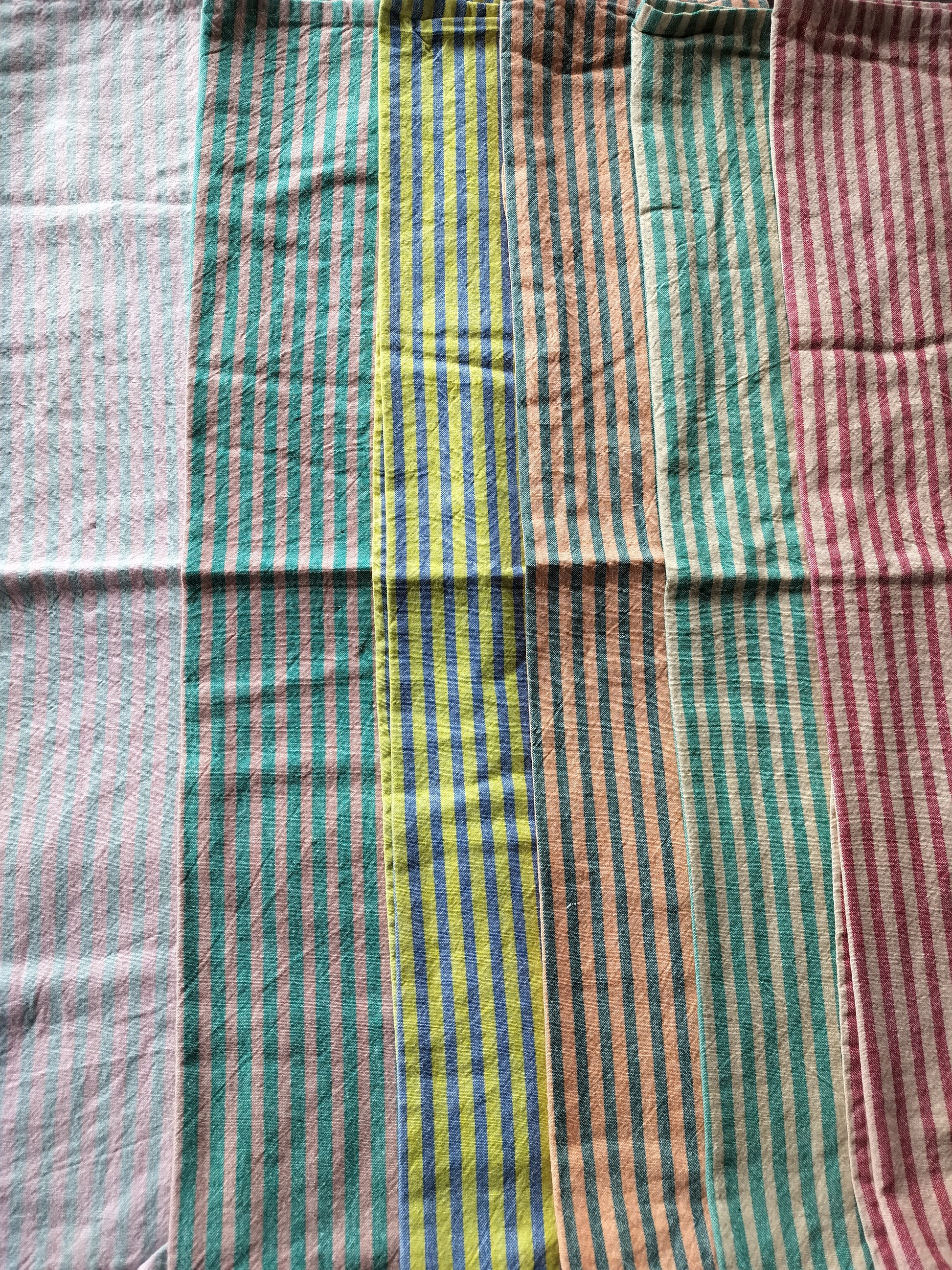 Viskestykker med smalle striber i friske farver