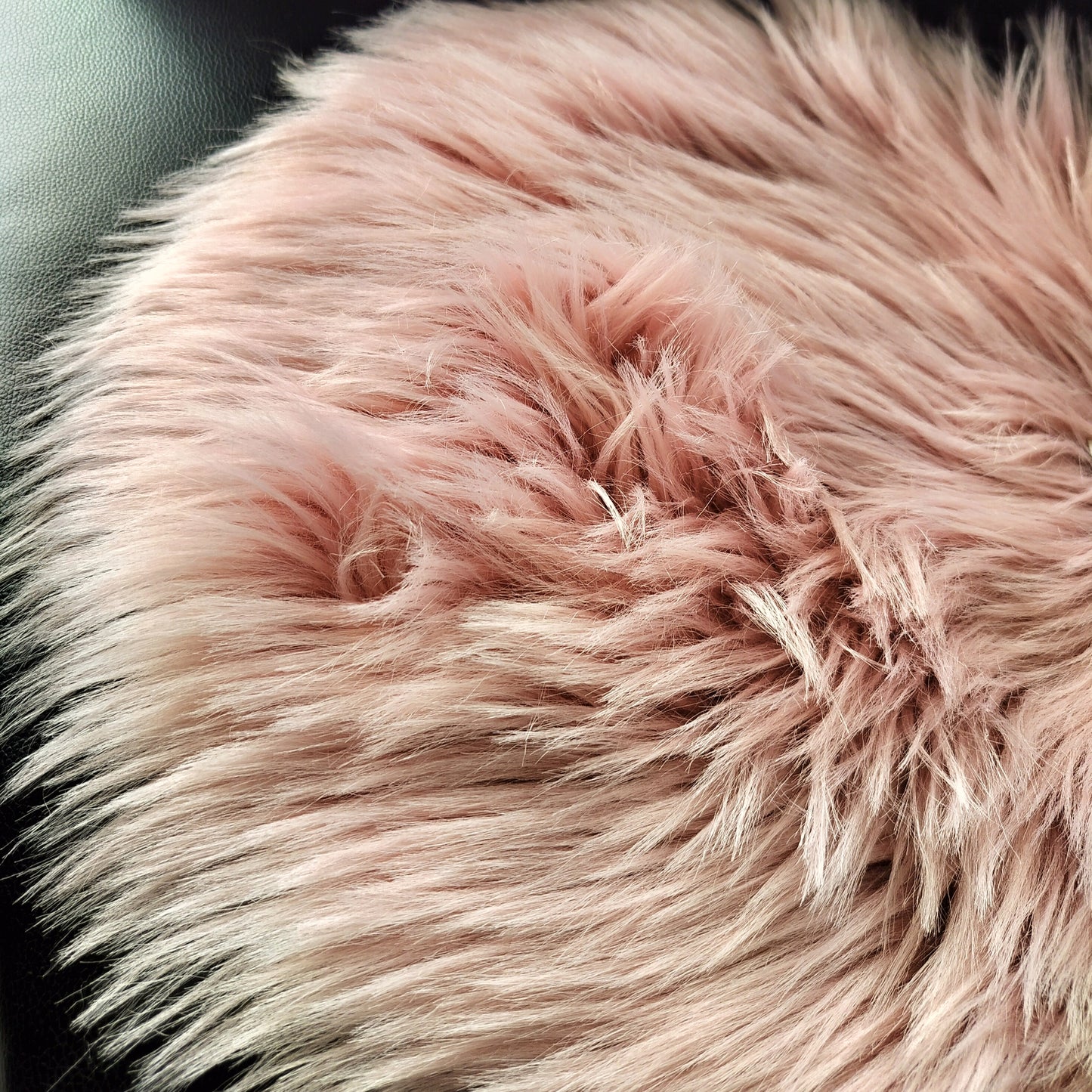 Imiteret lammeskinds sædehynde, rosafarvet