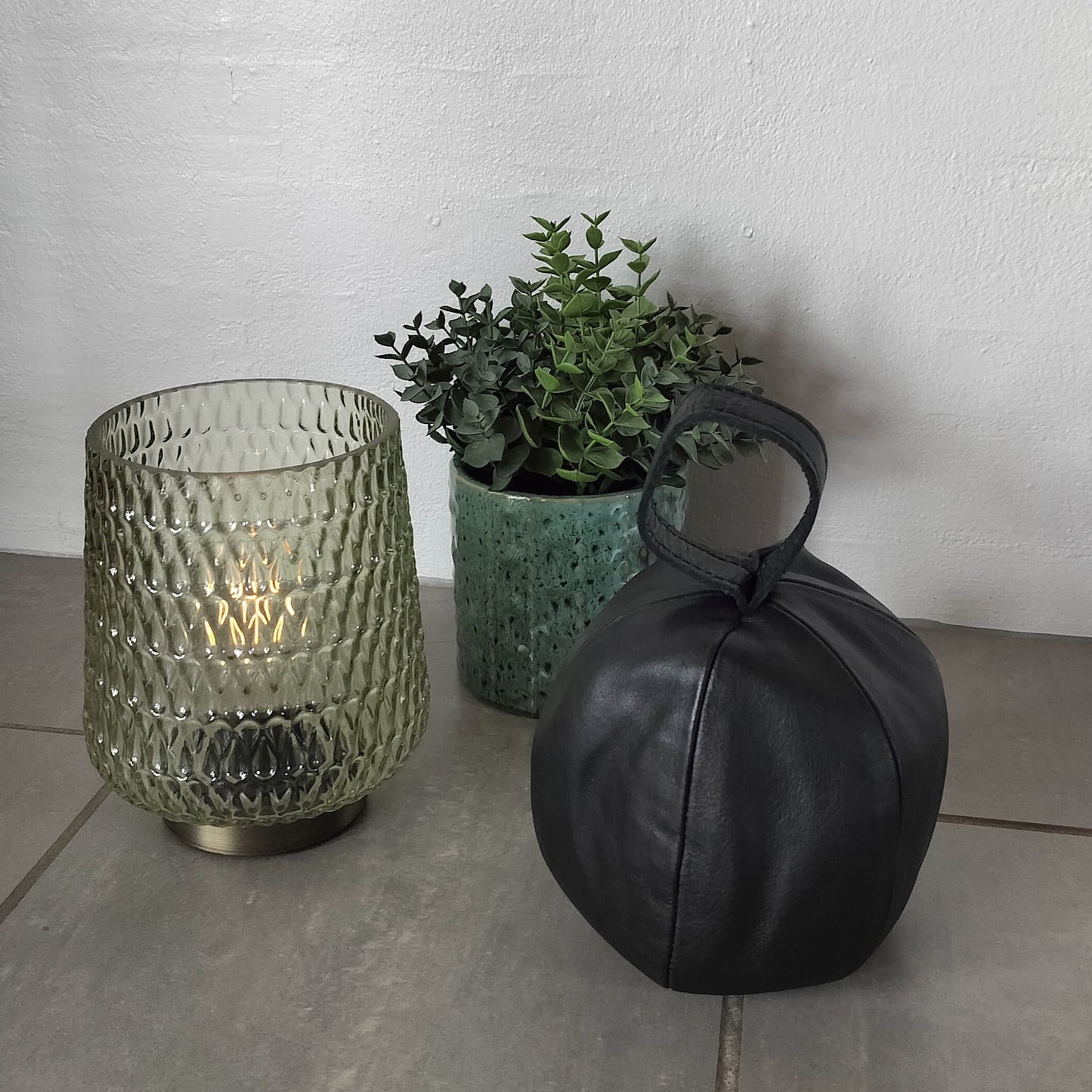 Sort dørstopper med håndtag