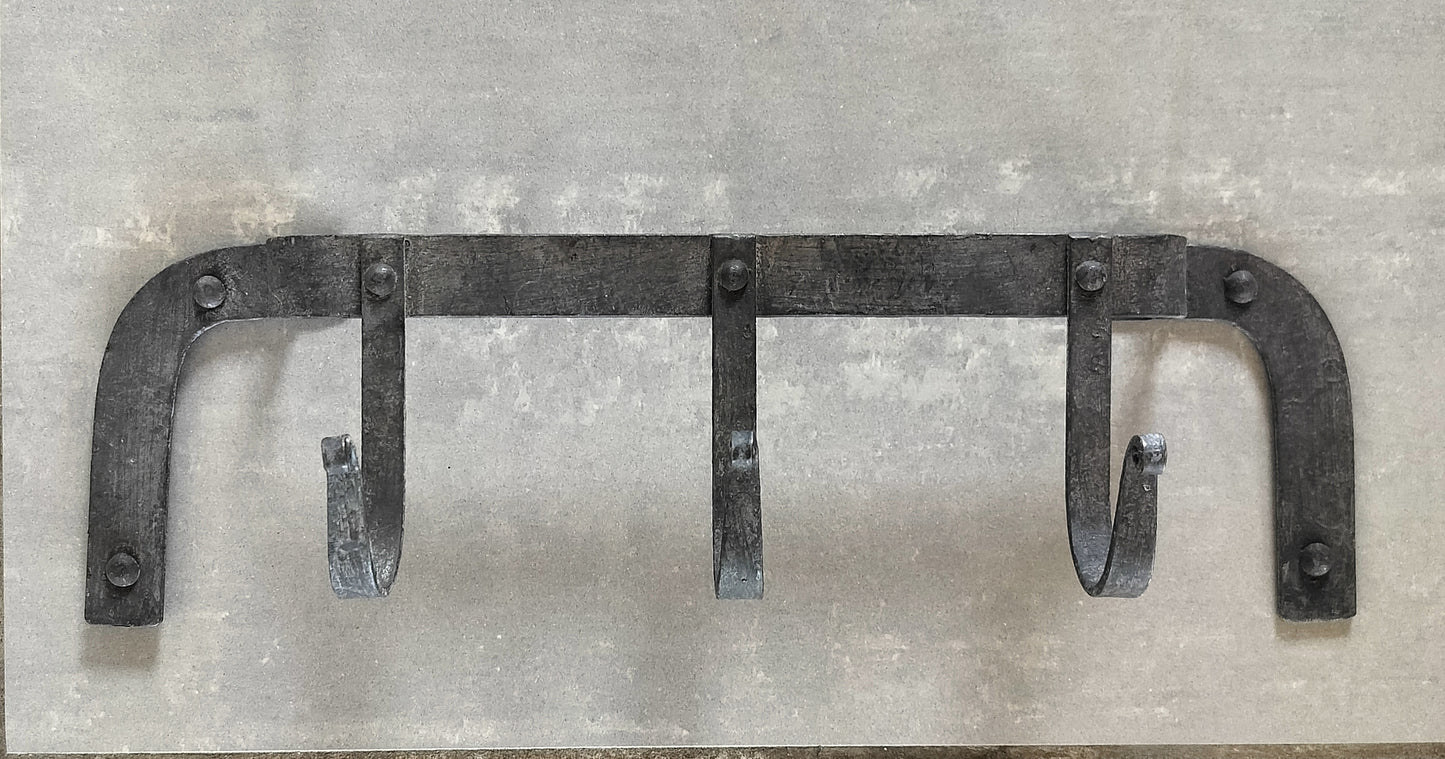 Secondhand - Rustik knagerække af jern med 3 knager, forfra