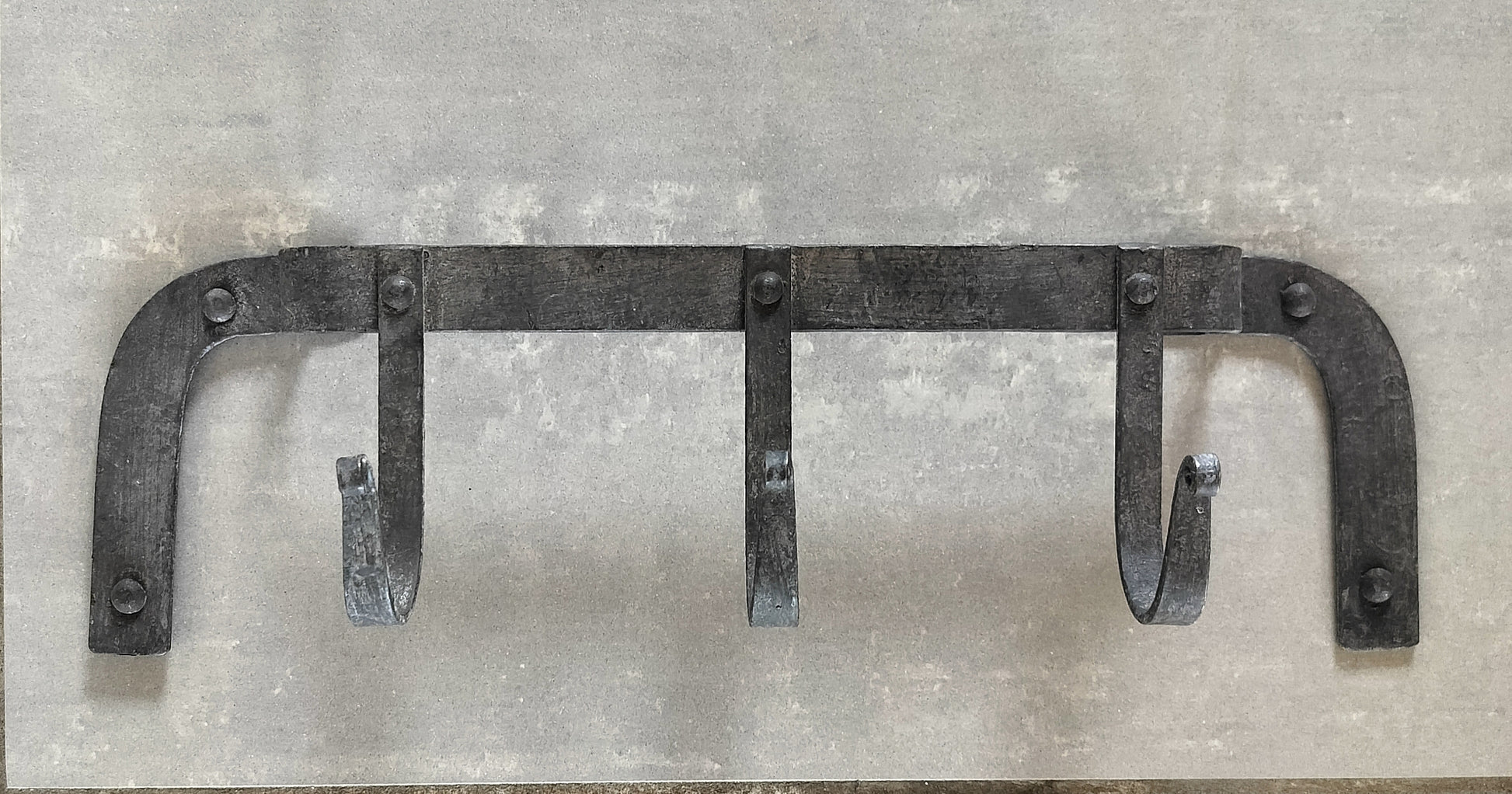 Secondhand - Rustik knagerække af jern med 3 knager, forfra