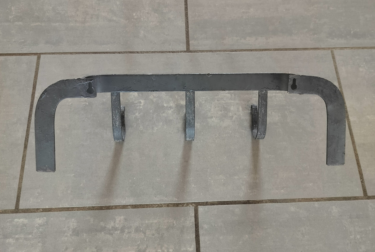 Secondhand - Rustik knagerække af jern med 3 knager, bagsiden