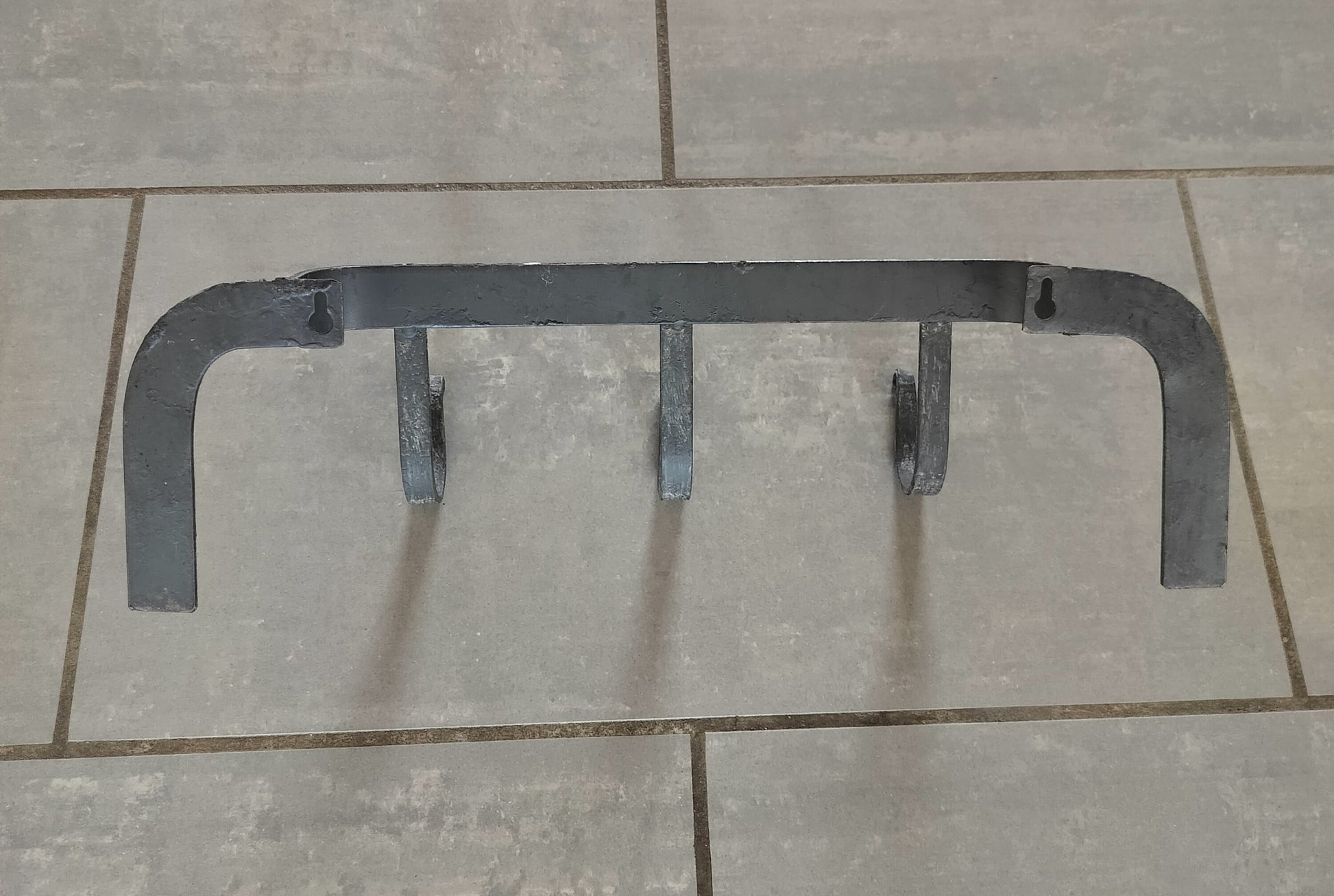 Secondhand - Rustik knagerække af jern med 3 knager, bagsiden