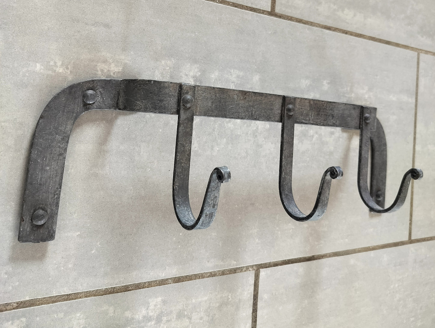 Secondhand - Rustik knagerække af jern med 3 knager