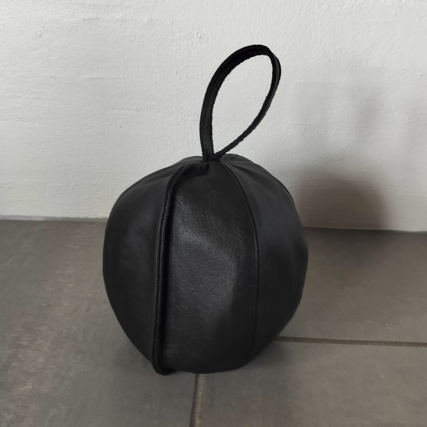 Sort dørstopper med håndtag