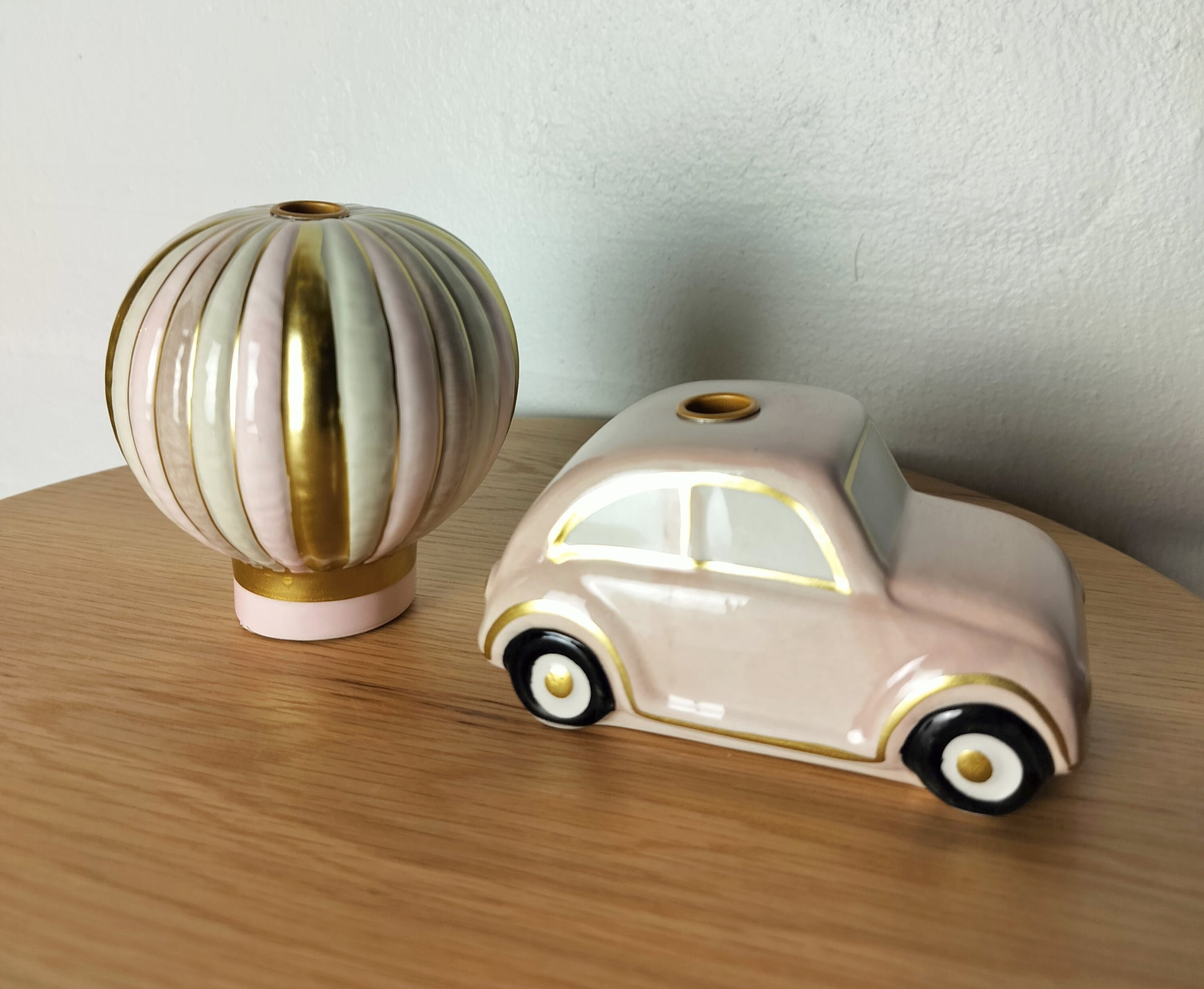 Keramik figurer til kertelys, sæt med luftballon og bil i rosa farver