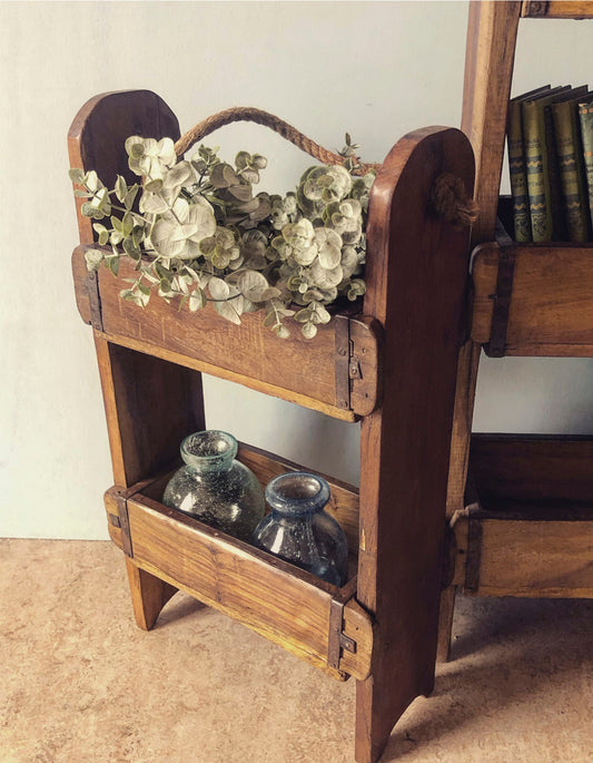 Træhylde af gamle murstensforme B 31 x D 33 x H 56 cm.