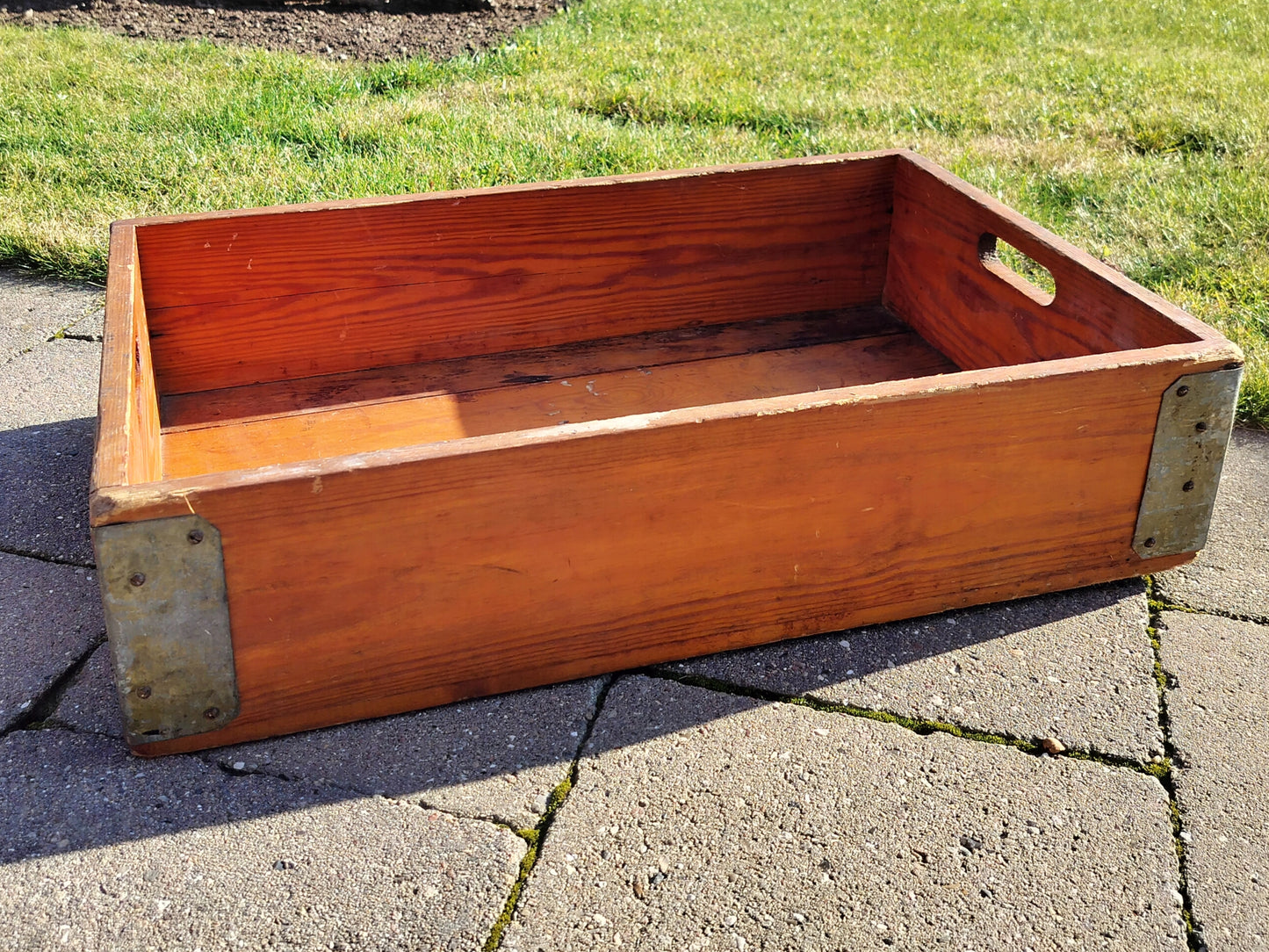 Secondhand - Gammel trækasse med metal på hjørner