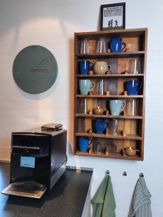 Væghylde m/6 opdelte hylder og 24 rum UNIKA