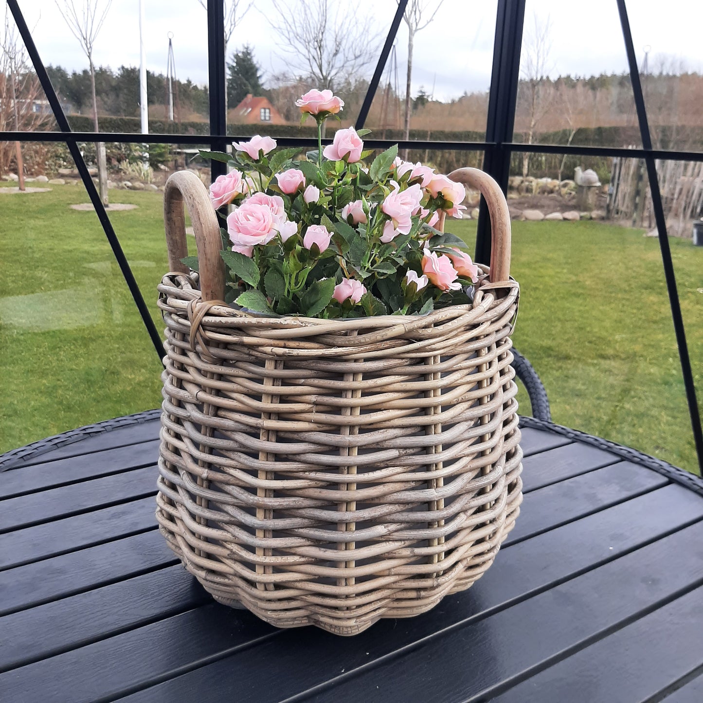 Flettet rattan plantekurv med træhanke - lille Ø32xH34 cm